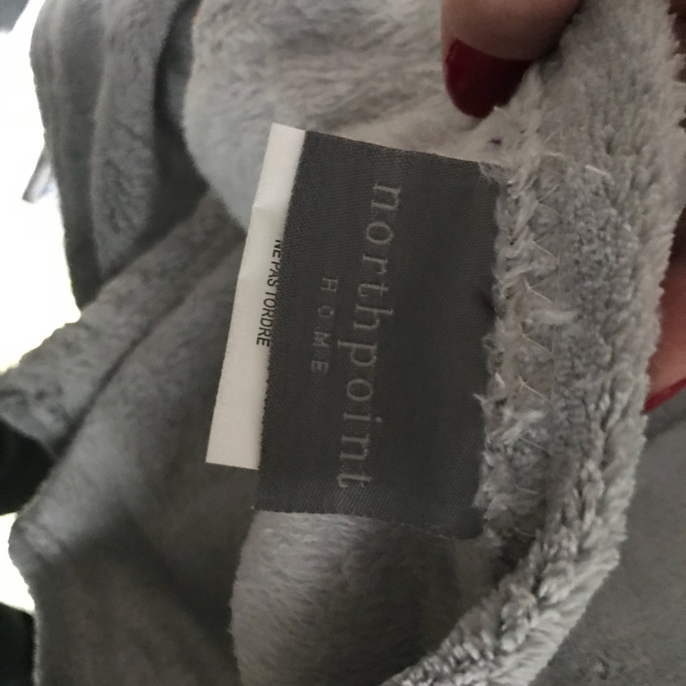Brand new fluffy blanket - Picture 2 of 3